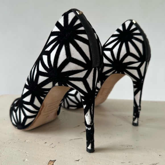 Dsquared2 Black and White Geometric Stiletto Print Pumps Women's Size 38 US 7 - Picture 3 of 13